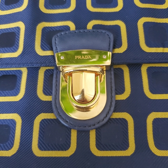PRADA Silk crossbody/clutch bag in Geometric print - Picture 4 of 6